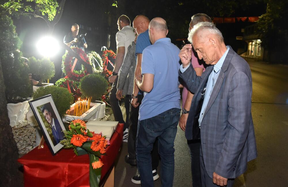 <p>Ovo je najmračnija i najsurovija noć u crnogorskoj istoriji iz koje već 22 godine gledamo ka horizontu i tražimo liniju gdje se dodiruju pravda i Crna Gora, kazao je glavni i odgovorni urednik &ldquo;Dana&rdquo; Mladen Milutinović.</p>  <p>On je to saopštio nakon što su, na mjestu gdje je ubijen Duško Jovanović, upaljene svijeće povodom 22. godišnjice od tog čina.</p>  <p>"Te linije nema. Niti je pravda još ustala i rekla neću suditi na osnovu pretpostavki, već ću naći istinu. Niti je zvanična Crna Gora ustala i rekla istina je tu", poručio je Milutinović.</p>  <p>"Istina o ubistvu Duška Jovanovića je bila ista od početka i pravdu je morala pronaći, ali ona dolazi tek kad je neko dovoljno hrabar da je potraži", dodao je.</p>  <p>On je istakao da je "osnivač istraživačkog novinarstva Alber Londr ostavio rekao da posao novinara da umoče pero u ranu".</p>  <p>"Duško je to radio, Dan to radi decenijama. Naše pero je i dalje u toj rani jer ne znamo ko je naredio ubistvo", saopštio je.</p>  <p>Novinar i nekadašnji poslanik ubijen je hicima iz automatskog oružja 27. maja 2004. godine, kada je izašao iz redakcije dnevnog lista čiji je bio vlasnik.</p>  <p>Za učešće u tom zločinu osuđen je jedino Podgoričanin Damir Mandić, kome je Apelacioni sud u aprilu 2017. godine potvrdio presudu za saučesništvo i osudio ga na 19 godina zatvora.</p>  <p>Do danas nije utvrđeno ni ko je odgovoran za to što više od dvije decenije nema ozbiljnijih rezultata u istrazi.</p>