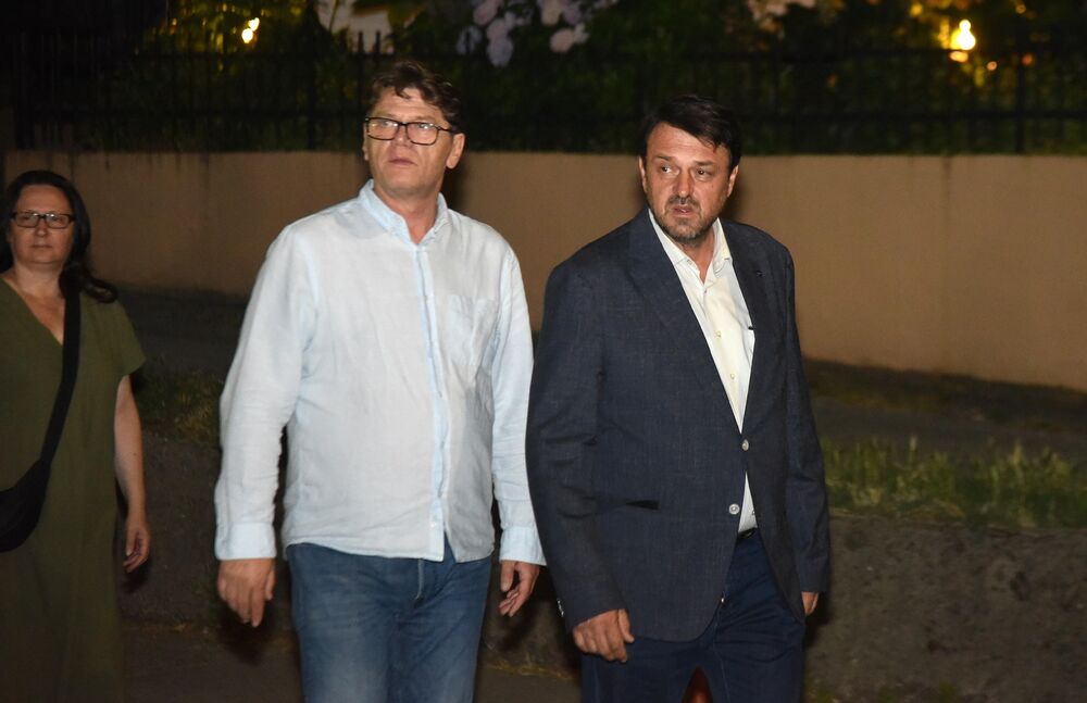 <p>Ovo je najmračnija i najsurovija noć u crnogorskoj istoriji iz koje već 22 godine gledamo ka horizontu i tražimo liniju gdje se dodiruju pravda i Crna Gora, kazao je glavni i odgovorni urednik &ldquo;Dana&rdquo; Mladen Milutinović.</p>  <p>On je to saopštio nakon što su, na mjestu gdje je ubijen Duško Jovanović, upaljene svijeće povodom 22. godišnjice od tog čina.</p>  <p>"Te linije nema. Niti je pravda još ustala i rekla neću suditi na osnovu pretpostavki, već ću naći istinu. Niti je zvanična Crna Gora ustala i rekla istina je tu", poručio je Milutinović.</p>  <p>"Istina o ubistvu Duška Jovanovića je bila ista od početka i pravdu je morala pronaći, ali ona dolazi tek kad je neko dovoljno hrabar da je potraži", dodao je.</p>  <p>On je istakao da je "osnivač istraživačkog novinarstva Alber Londr ostavio rekao da posao novinara da umoče pero u ranu".</p>  <p>"Duško je to radio, Dan to radi decenijama. Naše pero je i dalje u toj rani jer ne znamo ko je naredio ubistvo", saopštio je.</p>  <p>Novinar i nekadašnji poslanik ubijen je hicima iz automatskog oružja 27. maja 2004. godine, kada je izašao iz redakcije dnevnog lista čiji je bio vlasnik.</p>  <p>Za učešće u tom zločinu osuđen je jedino Podgoričanin Damir Mandić, kome je Apelacioni sud u aprilu 2017. godine potvrdio presudu za saučesništvo i osudio ga na 19 godina zatvora.</p>  <p>Do danas nije utvrđeno ni ko je odgovoran za to što više od dvije decenije nema ozbiljnijih rezultata u istrazi.</p>