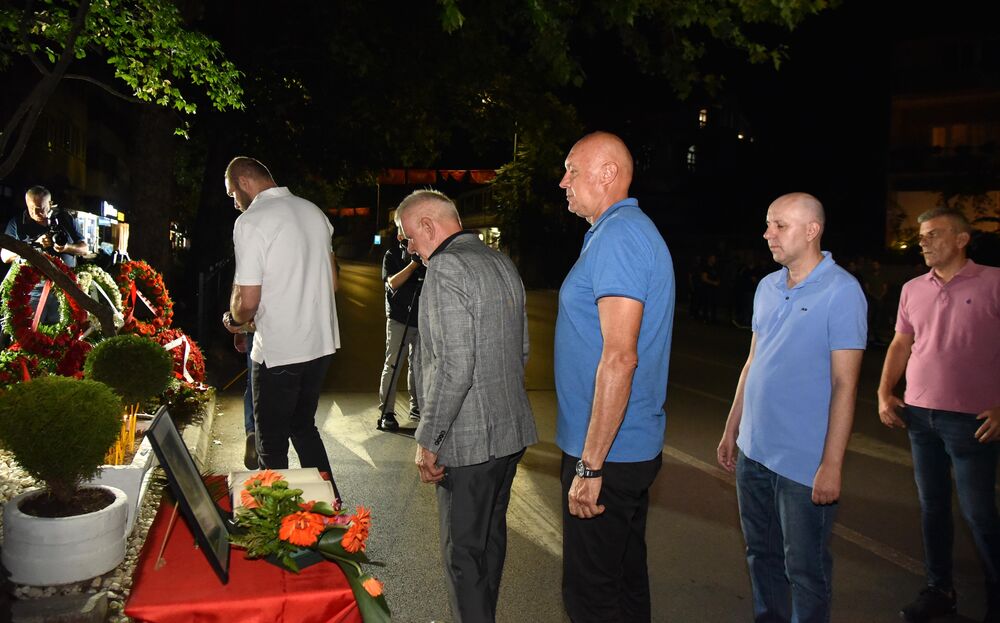 <p>Ovo je najmračnija i najsurovija noć u crnogorskoj istoriji iz koje već 22 godine gledamo ka horizontu i tražimo liniju gdje se dodiruju pravda i Crna Gora, kazao je glavni i odgovorni urednik &ldquo;Dana&rdquo; Mladen Milutinović.</p>  <p>On je to saopštio nakon što su, na mjestu gdje je ubijen Duško Jovanović, upaljene svijeće povodom 22. godišnjice od tog čina.</p>  <p>"Te linije nema. Niti je pravda još ustala i rekla neću suditi na osnovu pretpostavki, već ću naći istinu. Niti je zvanična Crna Gora ustala i rekla istina je tu", poručio je Milutinović.</p>  <p>"Istina o ubistvu Duška Jovanovića je bila ista od početka i pravdu je morala pronaći, ali ona dolazi tek kad je neko dovoljno hrabar da je potraži", dodao je.</p>  <p>On je istakao da je "osnivač istraživačkog novinarstva Alber Londr ostavio rekao da posao novinara da umoče pero u ranu".</p>  <p>"Duško je to radio, Dan to radi decenijama. Naše pero je i dalje u toj rani jer ne znamo ko je naredio ubistvo", saopštio je.</p>  <p>Novinar i nekadašnji poslanik ubijen je hicima iz automatskog oružja 27. maja 2004. godine, kada je izašao iz redakcije dnevnog lista čiji je bio vlasnik.</p>  <p>Za učešće u tom zločinu osuđen je jedino Podgoričanin Damir Mandić, kome je Apelacioni sud u aprilu 2017. godine potvrdio presudu za saučesništvo i osudio ga na 19 godina zatvora.</p>  <p>Do danas nije utvrđeno ni ko je odgovoran za to što više od dvije decenije nema ozbiljnijih rezultata u istrazi.</p>
