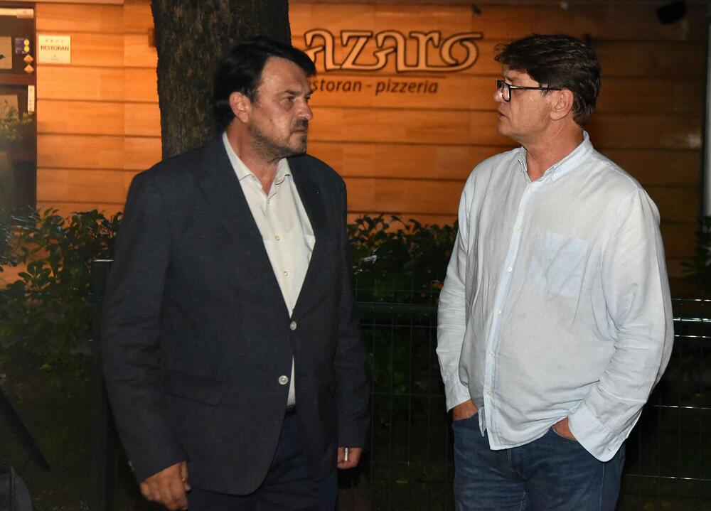 <p>Ovo je najmračnija i najsurovija noć u crnogorskoj istoriji iz koje već 22 godine gledamo ka horizontu i tražimo liniju gdje se dodiruju pravda i Crna Gora, kazao je glavni i odgovorni urednik &ldquo;Dana&rdquo; Mladen Milutinović.</p>  <p>On je to saopštio nakon što su, na mjestu gdje je ubijen Duško Jovanović, upaljene svijeće povodom 22. godišnjice od tog čina.</p>  <p>"Te linije nema. Niti je pravda još ustala i rekla neću suditi na osnovu pretpostavki, već ću naći istinu. Niti je zvanična Crna Gora ustala i rekla istina je tu", poručio je Milutinović.</p>  <p>"Istina o ubistvu Duška Jovanovića je bila ista od početka i pravdu je morala pronaći, ali ona dolazi tek kad je neko dovoljno hrabar da je potraži", dodao je.</p>  <p>On je istakao da je "osnivač istraživačkog novinarstva Alber Londr ostavio rekao da posao novinara da umoče pero u ranu".</p>  <p>"Duško je to radio, Dan to radi decenijama. Naše pero je i dalje u toj rani jer ne znamo ko je naredio ubistvo", saopštio je.</p>  <p>Novinar i nekadašnji poslanik ubijen je hicima iz automatskog oružja 27. maja 2004. godine, kada je izašao iz redakcije dnevnog lista čiji je bio vlasnik.</p>  <p>Za učešće u tom zločinu osuđen je jedino Podgoričanin Damir Mandić, kome je Apelacioni sud u aprilu 2017. godine potvrdio presudu za saučesništvo i osudio ga na 19 godina zatvora.</p>  <p>Do danas nije utvrđeno ni ko je odgovoran za to što više od dvije decenije nema ozbiljnijih rezultata u istrazi.</p>