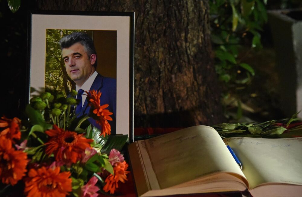 <p>Ovo je najmračnija i najsurovija noć u crnogorskoj istoriji iz koje već 22 godine gledamo ka horizontu i tražimo liniju gdje se dodiruju pravda i Crna Gora, kazao je glavni i odgovorni urednik &ldquo;Dana&rdquo; Mladen Milutinović.</p>  <p>On je to saopštio nakon što su, na mjestu gdje je ubijen Duško Jovanović, upaljene svijeće povodom 22. godišnjice od tog čina.</p>  <p>"Te linije nema. Niti je pravda još ustala i rekla neću suditi na osnovu pretpostavki, već ću naći istinu. Niti je zvanična Crna Gora ustala i rekla istina je tu", poručio je Milutinović.</p>  <p>"Istina o ubistvu Duška Jovanovića je bila ista od početka i pravdu je morala pronaći, ali ona dolazi tek kad je neko dovoljno hrabar da je potraži", dodao je.</p>  <p>On je istakao da je "osnivač istraživačkog novinarstva Alber Londr ostavio rekao da posao novinara da umoče pero u ranu".</p>  <p>"Duško je to radio, Dan to radi decenijama. Naše pero je i dalje u toj rani jer ne znamo ko je naredio ubistvo", saopštio je.</p>  <p>Novinar i nekadašnji poslanik ubijen je hicima iz automatskog oružja 27. maja 2004. godine, kada je izašao iz redakcije dnevnog lista čiji je bio vlasnik.</p>  <p>Za učešće u tom zločinu osuđen je jedino Podgoričanin Damir Mandić, kome je Apelacioni sud u aprilu 2017. godine potvrdio presudu za saučesništvo i osudio ga na 19 godina zatvora.</p>  <p>Do danas nije utvrđeno ni ko je odgovoran za to što više od dvije decenije nema ozbiljnijih rezultata u istrazi.</p>