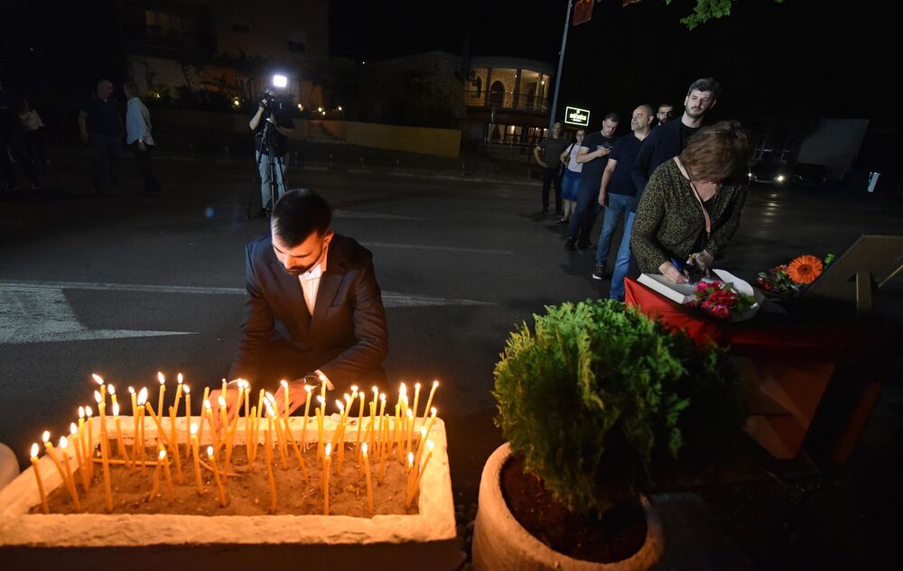 <p>Ovo je najmračnija i najsurovija noć u crnogorskoj istoriji iz koje već 22 godine gledamo ka horizontu i tražimo liniju gdje se dodiruju pravda i Crna Gora, kazao je glavni i odgovorni urednik &ldquo;Dana&rdquo; Mladen Milutinović.</p>  <p>On je to saopštio nakon što su, na mjestu gdje je ubijen Duško Jovanović, upaljene svijeće povodom 22. godišnjice od tog čina.</p>  <p>"Te linije nema. Niti je pravda još ustala i rekla neću suditi na osnovu pretpostavki, već ću naći istinu. Niti je zvanična Crna Gora ustala i rekla istina je tu", poručio je Milutinović.</p>  <p>"Istina o ubistvu Duška Jovanovića je bila ista od početka i pravdu je morala pronaći, ali ona dolazi tek kad je neko dovoljno hrabar da je potraži", dodao je.</p>  <p>On je istakao da je "osnivač istraživačkog novinarstva Alber Londr ostavio rekao da posao novinara da umoče pero u ranu".</p>  <p>"Duško je to radio, Dan to radi decenijama. Naše pero je i dalje u toj rani jer ne znamo ko je naredio ubistvo", saopštio je.</p>  <p>Novinar i nekadašnji poslanik ubijen je hicima iz automatskog oružja 27. maja 2004. godine, kada je izašao iz redakcije dnevnog lista čiji je bio vlasnik.</p>  <p>Za učešće u tom zločinu osuđen je jedino Podgoričanin Damir Mandić, kome je Apelacioni sud u aprilu 2017. godine potvrdio presudu za saučesništvo i osudio ga na 19 godina zatvora.</p>  <p>Do danas nije utvrđeno ni ko je odgovoran za to što više od dvije decenije nema ozbiljnijih rezultata u istrazi.</p>