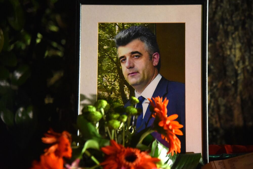 <p>Ovo je najmračnija i najsurovija noć u crnogorskoj istoriji iz koje već 22 godine gledamo ka horizontu i tražimo liniju gdje se dodiruju pravda i Crna Gora, kazao je glavni i odgovorni urednik &ldquo;Dana&rdquo; Mladen Milutinović.</p>  <p>On je to saopštio nakon što su, na mjestu gdje je ubijen Duško Jovanović, upaljene svijeće povodom 22. godišnjice od tog čina.</p>  <p>"Te linije nema. Niti je pravda još ustala i rekla neću suditi na osnovu pretpostavki, već ću naći istinu. Niti je zvanična Crna Gora ustala i rekla istina je tu", poručio je Milutinović.</p>  <p>"Istina o ubistvu Duška Jovanovića je bila ista od početka i pravdu je morala pronaći, ali ona dolazi tek kad je neko dovoljno hrabar da je potraži", dodao je.</p>  <p>On je istakao da je "osnivač istraživačkog novinarstva Alber Londr ostavio rekao da posao novinara da umoče pero u ranu".</p>  <p>"Duško je to radio, Dan to radi decenijama. Naše pero je i dalje u toj rani jer ne znamo ko je naredio ubistvo", saopštio je.</p>  <p>Novinar i nekadašnji poslanik ubijen je hicima iz automatskog oružja 27. maja 2004. godine, kada je izašao iz redakcije dnevnog lista čiji je bio vlasnik.</p>  <p>Za učešće u tom zločinu osuđen je jedino Podgoričanin Damir Mandić, kome je Apelacioni sud u aprilu 2017. godine potvrdio presudu za saučesništvo i osudio ga na 19 godina zatvora.</p>  <p>Do danas nije utvrđeno ni ko je odgovoran za to što više od dvije decenije nema ozbiljnijih rezultata u istrazi.</p>