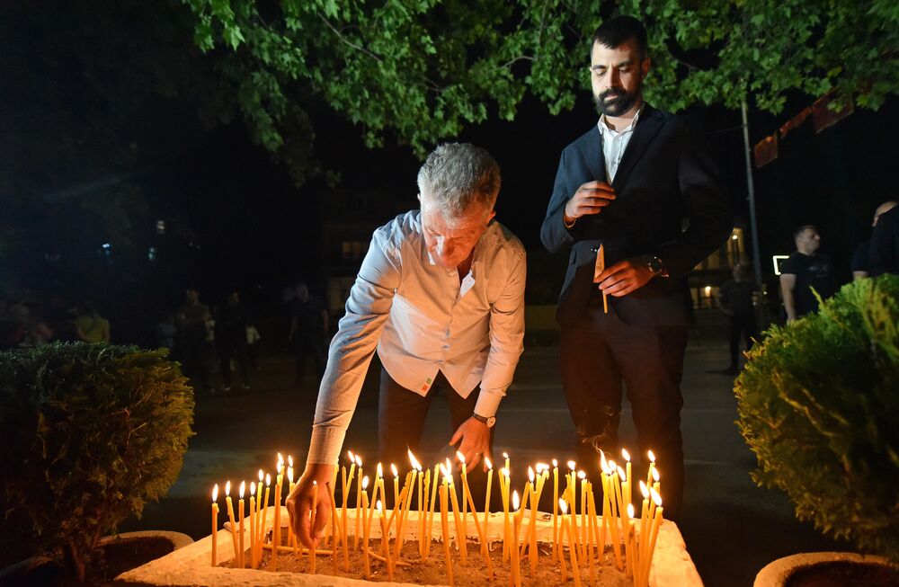 <p>Ovo je najmračnija i najsurovija noć u crnogorskoj istoriji iz koje već 22 godine gledamo ka horizontu i tražimo liniju gdje se dodiruju pravda i Crna Gora, kazao je glavni i odgovorni urednik &ldquo;Dana&rdquo; Mladen Milutinović.</p>  <p>On je to saopštio nakon što su, na mjestu gdje je ubijen Duško Jovanović, upaljene svijeće povodom 22. godišnjice od tog čina.</p>  <p>"Te linije nema. Niti je pravda još ustala i rekla neću suditi na osnovu pretpostavki, već ću naći istinu. Niti je zvanična Crna Gora ustala i rekla istina je tu", poručio je Milutinović.</p>  <p>"Istina o ubistvu Duška Jovanovića je bila ista od početka i pravdu je morala pronaći, ali ona dolazi tek kad je neko dovoljno hrabar da je potraži", dodao je.</p>  <p>On je istakao da je "osnivač istraživačkog novinarstva Alber Londr ostavio rekao da posao novinara da umoče pero u ranu".</p>  <p>"Duško je to radio, Dan to radi decenijama. Naše pero je i dalje u toj rani jer ne znamo ko je naredio ubistvo", saopštio je.</p>  <p>Novinar i nekadašnji poslanik ubijen je hicima iz automatskog oružja 27. maja 2004. godine, kada je izašao iz redakcije dnevnog lista čiji je bio vlasnik.</p>  <p>Za učešće u tom zločinu osuđen je jedino Podgoričanin Damir Mandić, kome je Apelacioni sud u aprilu 2017. godine potvrdio presudu za saučesništvo i osudio ga na 19 godina zatvora.</p>  <p>Do danas nije utvrđeno ni ko je odgovoran za to što više od dvije decenije nema ozbiljnijih rezultata u istrazi.</p>