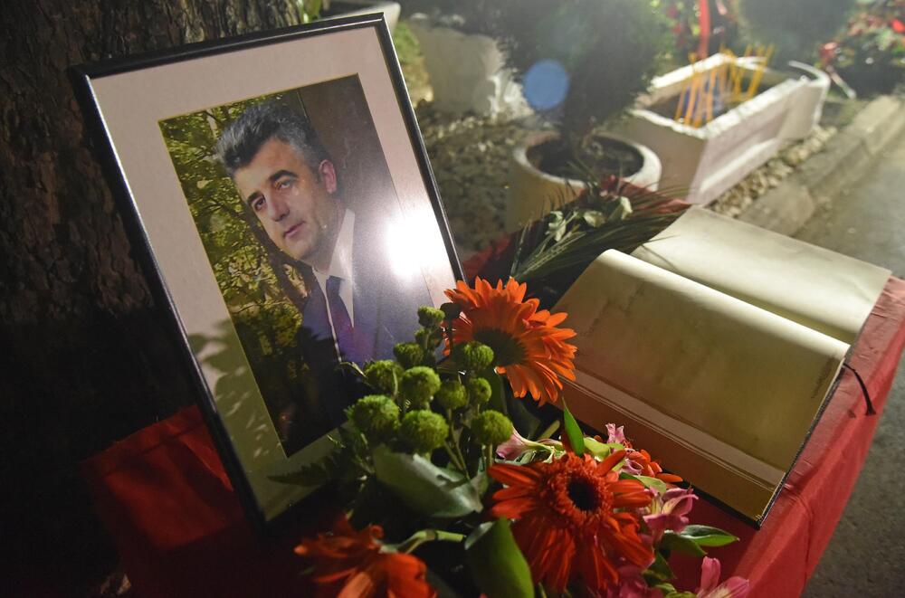 <p>Ovo je najmračnija i najsurovija noć u crnogorskoj istoriji iz koje već 22 godine gledamo ka horizontu i tražimo liniju gdje se dodiruju pravda i Crna Gora, kazao je glavni i odgovorni urednik &ldquo;Dana&rdquo; Mladen Milutinović.</p>  <p>On je to saopštio nakon što su, na mjestu gdje je ubijen Duško Jovanović, upaljene svijeće povodom 22. godišnjice od tog čina.</p>  <p>"Te linije nema. Niti je pravda još ustala i rekla neću suditi na osnovu pretpostavki, već ću naći istinu. Niti je zvanična Crna Gora ustala i rekla istina je tu", poručio je Milutinović.</p>  <p>"Istina o ubistvu Duška Jovanovića je bila ista od početka i pravdu je morala pronaći, ali ona dolazi tek kad je neko dovoljno hrabar da je potraži", dodao je.</p>  <p>On je istakao da je "osnivač istraživačkog novinarstva Alber Londr ostavio rekao da posao novinara da umoče pero u ranu".</p>  <p>"Duško je to radio, Dan to radi decenijama. Naše pero je i dalje u toj rani jer ne znamo ko je naredio ubistvo", saopštio je.</p>  <p>Novinar i nekadašnji poslanik ubijen je hicima iz automatskog oružja 27. maja 2004. godine, kada je izašao iz redakcije dnevnog lista čiji je bio vlasnik.</p>  <p>Za učešće u tom zločinu osuđen je jedino Podgoričanin Damir Mandić, kome je Apelacioni sud u aprilu 2017. godine potvrdio presudu za saučesništvo i osudio ga na 19 godina zatvora.</p>  <p>Do danas nije utvrđeno ni ko je odgovoran za to što više od dvije decenije nema ozbiljnijih rezultata u istrazi.</p>