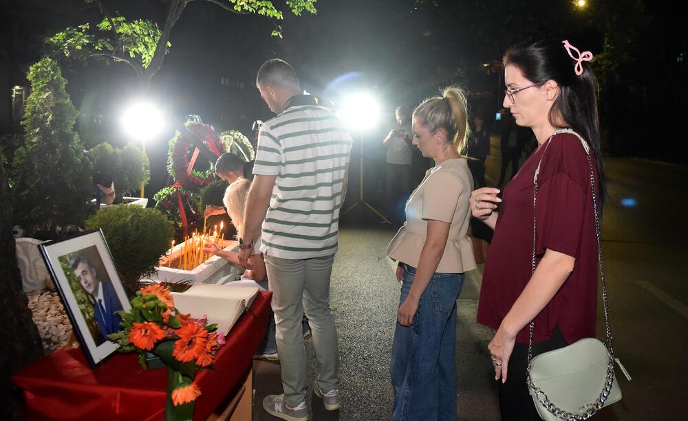 <p>Ovo je najmračnija i najsurovija noć u crnogorskoj istoriji iz koje već 22 godine gledamo ka horizontu i tražimo liniju gdje se dodiruju pravda i Crna Gora, kazao je glavni i odgovorni urednik &ldquo;Dana&rdquo; Mladen Milutinović.</p>  <p>On je to saopštio nakon što su, na mjestu gdje je ubijen Duško Jovanović, upaljene svijeće povodom 22. godišnjice od tog čina.</p>  <p>"Te linije nema. Niti je pravda još ustala i rekla neću suditi na osnovu pretpostavki, već ću naći istinu. Niti je zvanična Crna Gora ustala i rekla istina je tu", poručio je Milutinović.</p>  <p>"Istina o ubistvu Duška Jovanovića je bila ista od početka i pravdu je morala pronaći, ali ona dolazi tek kad je neko dovoljno hrabar da je potraži", dodao je.</p>  <p>On je istakao da je "osnivač istraživačkog novinarstva Alber Londr ostavio rekao da posao novinara da umoče pero u ranu".</p>  <p>"Duško je to radio, Dan to radi decenijama. Naše pero je i dalje u toj rani jer ne znamo ko je naredio ubistvo", saopštio je.</p>  <p>Novinar i nekadašnji poslanik ubijen je hicima iz automatskog oružja 27. maja 2004. godine, kada je izašao iz redakcije dnevnog lista čiji je bio vlasnik.</p>  <p>Za učešće u tom zločinu osuđen je jedino Podgoričanin Damir Mandić, kome je Apelacioni sud u aprilu 2017. godine potvrdio presudu za saučesništvo i osudio ga na 19 godina zatvora.</p>  <p>Do danas nije utvrđeno ni ko je odgovoran za to što više od dvije decenije nema ozbiljnijih rezultata u istrazi.</p>