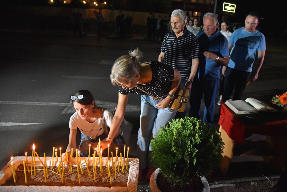 <p>Ovo je najmračnija i najsurovija noć u crnogorskoj istoriji iz koje već 22 godine gledamo ka horizontu i tražimo liniju gdje se dodiruju pravda i Crna Gora, kazao je glavni i odgovorni urednik &ldquo;Dana&rdquo; Mladen Milutinović.</p>  <p>On je to saopštio nakon što su, na mjestu gdje je ubijen Duško Jovanović, upaljene svijeće povodom 22. godišnjice od tog čina.</p>  <p>"Te linije nema. Niti je pravda još ustala i rekla neću suditi na osnovu pretpostavki, već ću naći istinu. Niti je zvanična Crna Gora ustala i rekla istina je tu", poručio je Milutinović.</p>  <p>"Istina o ubistvu Duška Jovanovića je bila ista od početka i pravdu je morala pronaći, ali ona dolazi tek kad je neko dovoljno hrabar da je potraži", dodao je.</p>  <p>On je istakao da je "osnivač istraživačkog novinarstva Alber Londr ostavio rekao da posao novinara da umoče pero u ranu".</p>  <p>"Duško je to radio, Dan to radi decenijama. Naše pero je i dalje u toj rani jer ne znamo ko je naredio ubistvo", saopštio je.</p>  <p>Novinar i nekadašnji poslanik ubijen je hicima iz automatskog oružja 27. maja 2004. godine, kada je izašao iz redakcije dnevnog lista čiji je bio vlasnik.</p>  <p>Za učešće u tom zločinu osuđen je jedino Podgoričanin Damir Mandić, kome je Apelacioni sud u aprilu 2017. godine potvrdio presudu za saučesništvo i osudio ga na 19 godina zatvora.</p>  <p>Do danas nije utvrđeno ni ko je odgovoran za to što više od dvije decenije nema ozbiljnijih rezultata u istrazi.</p>