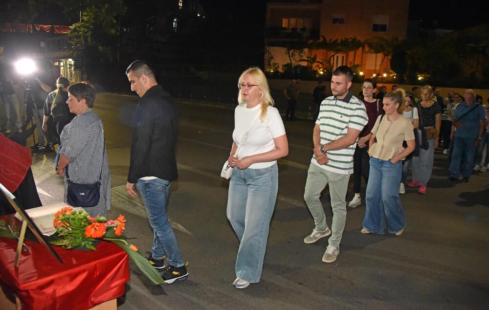 <p>Ovo je najmračnija i najsurovija noć u crnogorskoj istoriji iz koje već 22 godine gledamo ka horizontu i tražimo liniju gdje se dodiruju pravda i Crna Gora, kazao je glavni i odgovorni urednik &ldquo;Dana&rdquo; Mladen Milutinović.</p>  <p>On je to saopštio nakon što su, na mjestu gdje je ubijen Duško Jovanović, upaljene svijeće povodom 22. godišnjice od tog čina.</p>  <p>"Te linije nema. Niti je pravda još ustala i rekla neću suditi na osnovu pretpostavki, već ću naći istinu. Niti je zvanična Crna Gora ustala i rekla istina je tu", poručio je Milutinović.</p>  <p>"Istina o ubistvu Duška Jovanovića je bila ista od početka i pravdu je morala pronaći, ali ona dolazi tek kad je neko dovoljno hrabar da je potraži", dodao je.</p>  <p>On je istakao da je "osnivač istraživačkog novinarstva Alber Londr ostavio rekao da posao novinara da umoče pero u ranu".</p>  <p>"Duško je to radio, Dan to radi decenijama. Naše pero je i dalje u toj rani jer ne znamo ko je naredio ubistvo", saopštio je.</p>  <p>Novinar i nekadašnji poslanik ubijen je hicima iz automatskog oružja 27. maja 2004. godine, kada je izašao iz redakcije dnevnog lista čiji je bio vlasnik.</p>  <p>Za učešće u tom zločinu osuđen je jedino Podgoričanin Damir Mandić, kome je Apelacioni sud u aprilu 2017. godine potvrdio presudu za saučesništvo i osudio ga na 19 godina zatvora.</p>  <p>Do danas nije utvrđeno ni ko je odgovoran za to što više od dvije decenije nema ozbiljnijih rezultata u istrazi.</p>