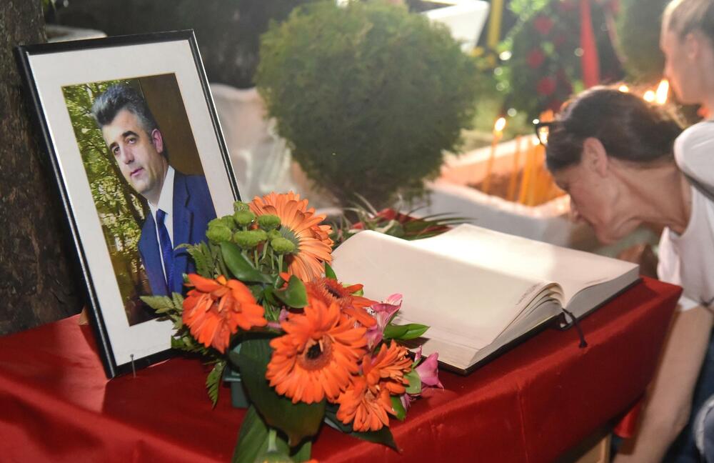 <p>Ovo je najmračnija i najsurovija noć u crnogorskoj istoriji iz koje već 22 godine gledamo ka horizontu i tražimo liniju gdje se dodiruju pravda i Crna Gora, kazao je glavni i odgovorni urednik &ldquo;Dana&rdquo; Mladen Milutinović.</p>  <p>On je to saopštio nakon što su, na mjestu gdje je ubijen Duško Jovanović, upaljene svijeće povodom 22. godišnjice od tog čina.</p>  <p>"Te linije nema. Niti je pravda još ustala i rekla neću suditi na osnovu pretpostavki, već ću naći istinu. Niti je zvanična Crna Gora ustala i rekla istina je tu", poručio je Milutinović.</p>  <p>"Istina o ubistvu Duška Jovanovića je bila ista od početka i pravdu je morala pronaći, ali ona dolazi tek kad je neko dovoljno hrabar da je potraži", dodao je.</p>  <p>On je istakao da je "osnivač istraživačkog novinarstva Alber Londr ostavio rekao da posao novinara da umoče pero u ranu".</p>  <p>"Duško je to radio, Dan to radi decenijama. Naše pero je i dalje u toj rani jer ne znamo ko je naredio ubistvo", saopštio je.</p>  <p>Novinar i nekadašnji poslanik ubijen je hicima iz automatskog oružja 27. maja 2004. godine, kada je izašao iz redakcije dnevnog lista čiji je bio vlasnik.</p>  <p>Za učešće u tom zločinu osuđen je jedino Podgoričanin Damir Mandić, kome je Apelacioni sud u aprilu 2017. godine potvrdio presudu za saučesništvo i osudio ga na 19 godina zatvora.</p>  <p>Do danas nije utvrđeno ni ko je odgovoran za to što više od dvije decenije nema ozbiljnijih rezultata u istrazi.</p>