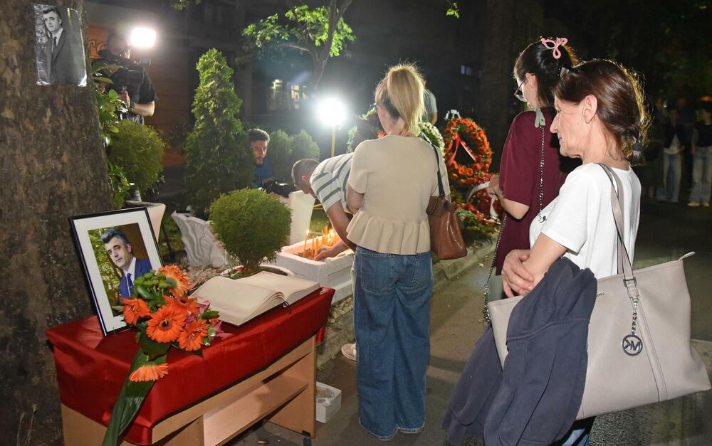 <p>Ovo je najmračnija i najsurovija noć u crnogorskoj istoriji iz koje već 22 godine gledamo ka horizontu i tražimo liniju gdje se dodiruju pravda i Crna Gora, kazao je glavni i odgovorni urednik &ldquo;Dana&rdquo; Mladen Milutinović.</p>  <p>On je to saopštio nakon što su, na mjestu gdje je ubijen Duško Jovanović, upaljene svijeće povodom 22. godišnjice od tog čina.</p>  <p>"Te linije nema. Niti je pravda još ustala i rekla neću suditi na osnovu pretpostavki, već ću naći istinu. Niti je zvanična Crna Gora ustala i rekla istina je tu", poručio je Milutinović.</p>  <p>"Istina o ubistvu Duška Jovanovića je bila ista od početka i pravdu je morala pronaći, ali ona dolazi tek kad je neko dovoljno hrabar da je potraži", dodao je.</p>  <p>On je istakao da je "osnivač istraživačkog novinarstva Alber Londr ostavio rekao da posao novinara da umoče pero u ranu".</p>  <p>"Duško je to radio, Dan to radi decenijama. Naše pero je i dalje u toj rani jer ne znamo ko je naredio ubistvo", saopštio je.</p>  <p>Novinar i nekadašnji poslanik ubijen je hicima iz automatskog oružja 27. maja 2004. godine, kada je izašao iz redakcije dnevnog lista čiji je bio vlasnik.</p>  <p>Za učešće u tom zločinu osuđen je jedino Podgoričanin Damir Mandić, kome je Apelacioni sud u aprilu 2017. godine potvrdio presudu za saučesništvo i osudio ga na 19 godina zatvora.</p>  <p>Do danas nije utvrđeno ni ko je odgovoran za to što više od dvije decenije nema ozbiljnijih rezultata u istrazi.</p>