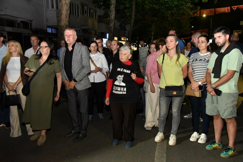 <p>Ovo je najmračnija i najsurovija noć u crnogorskoj istoriji iz koje već 22 godine gledamo ka horizontu i tražimo liniju gdje se dodiruju pravda i Crna Gora, kazao je glavni i odgovorni urednik &ldquo;Dana&rdquo; Mladen Milutinović.</p>  <p>On je to saopštio nakon što su, na mjestu gdje je ubijen Duško Jovanović, upaljene svijeće povodom 22. godišnjice od tog čina.</p>  <p>"Te linije nema. Niti je pravda još ustala i rekla neću suditi na osnovu pretpostavki, već ću naći istinu. Niti je zvanična Crna Gora ustala i rekla istina je tu", poručio je Milutinović.</p>  <p>"Istina o ubistvu Duška Jovanovića je bila ista od početka i pravdu je morala pronaći, ali ona dolazi tek kad je neko dovoljno hrabar da je potraži", dodao je.</p>  <p>On je istakao da je "osnivač istraživačkog novinarstva Alber Londr ostavio rekao da posao novinara da umoče pero u ranu".</p>  <p>"Duško je to radio, Dan to radi decenijama. Naše pero je i dalje u toj rani jer ne znamo ko je naredio ubistvo", saopštio je.</p>  <p>Novinar i nekadašnji poslanik ubijen je hicima iz automatskog oružja 27. maja 2004. godine, kada je izašao iz redakcije dnevnog lista čiji je bio vlasnik.</p>  <p>Za učešće u tom zločinu osuđen je jedino Podgoričanin Damir Mandić, kome je Apelacioni sud u aprilu 2017. godine potvrdio presudu za saučesništvo i osudio ga na 19 godina zatvora.</p>  <p>Do danas nije utvrđeno ni ko je odgovoran za to što više od dvije decenije nema ozbiljnijih rezultata u istrazi.</p>