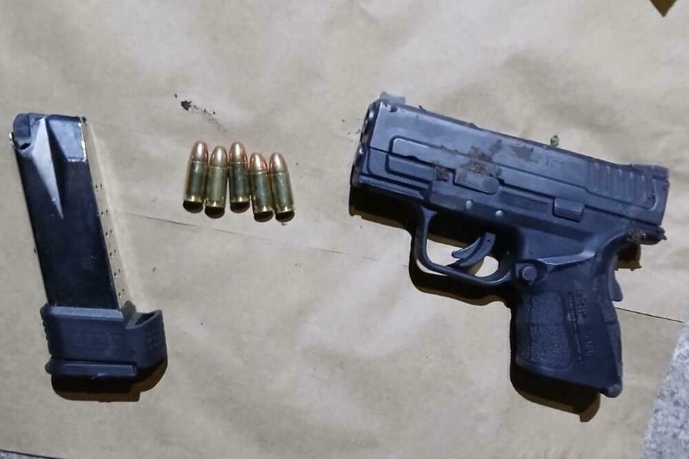 Pištolj koji je policija pronašla kod osumnjičenih, Foto: Uprava policije