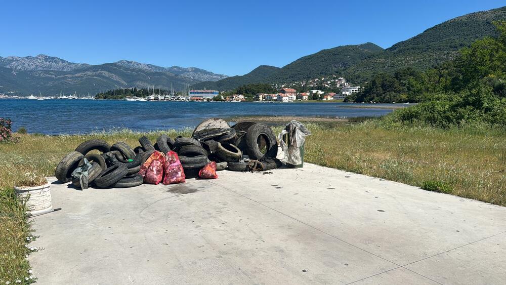 <p>"Kao ljubitelji ove naše male Crne Gore, odlučili smo to očistiti da ljudi ne gledaju ovu sramotu onih koji to bacaju i misle da je to nečija tuđa briga", rekao je don Željko Pasković</p>