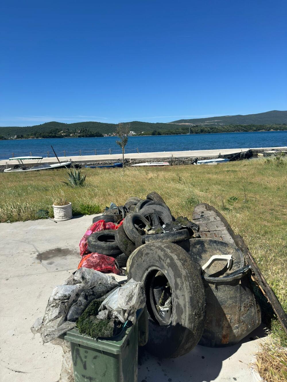 <p>"Kao ljubitelji ove naše male Crne Gore, odlučili smo to očistiti da ljudi ne gledaju ovu sramotu onih koji to bacaju i misle da je to nečija tuđa briga", rekao je don Željko Pasković</p>