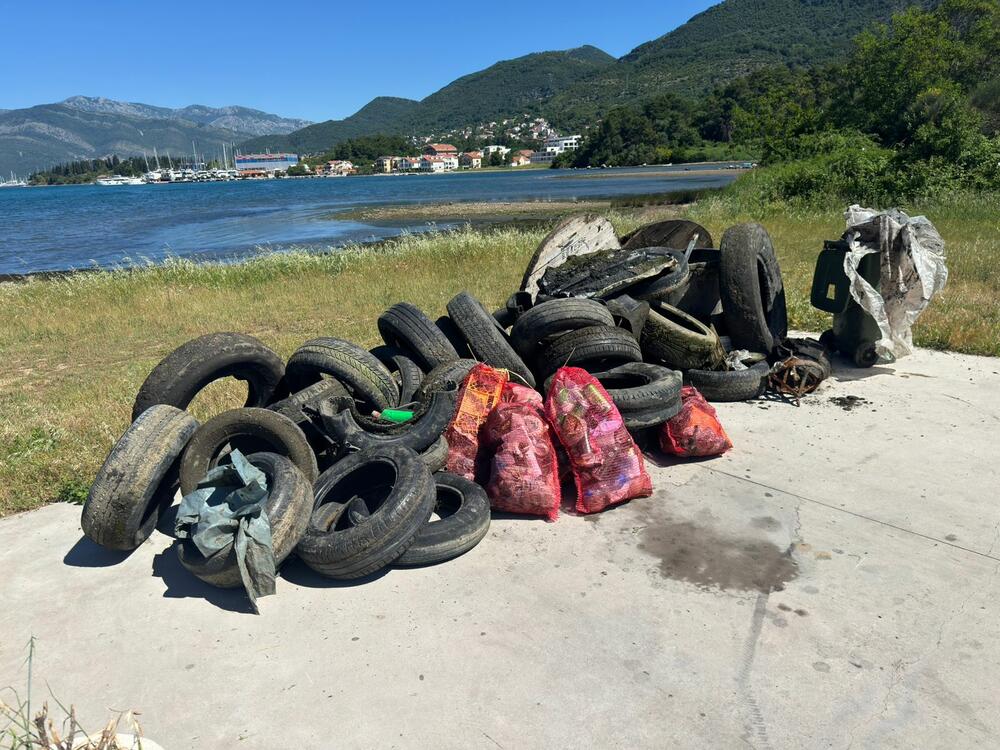 <p>"Kao ljubitelji ove naše male Crne Gore, odlučili smo to očistiti da ljudi ne gledaju ovu sramotu onih koji to bacaju i misle da je to nečija tuđa briga", rekao je don Željko Pasković</p>