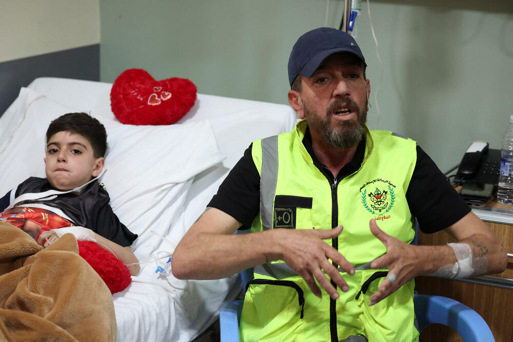 El Amin sa sinom, koji je povrijeđen u izraelskom napadu, u boolnici u Tiru