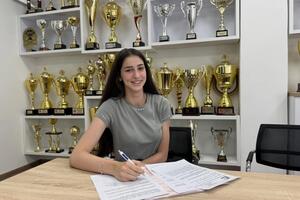 Prvi profesionalni ugovor za Mariju Sekulović