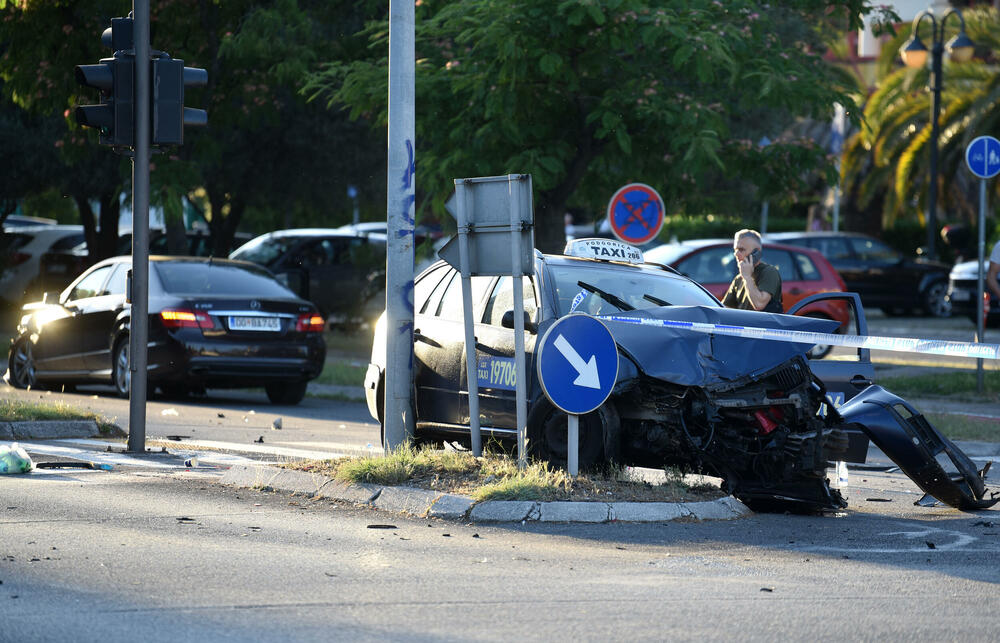 <p>Udes se dogodio u 18:15 časova na raskrsnici kod zgrade Vektre u Podgorici</p>