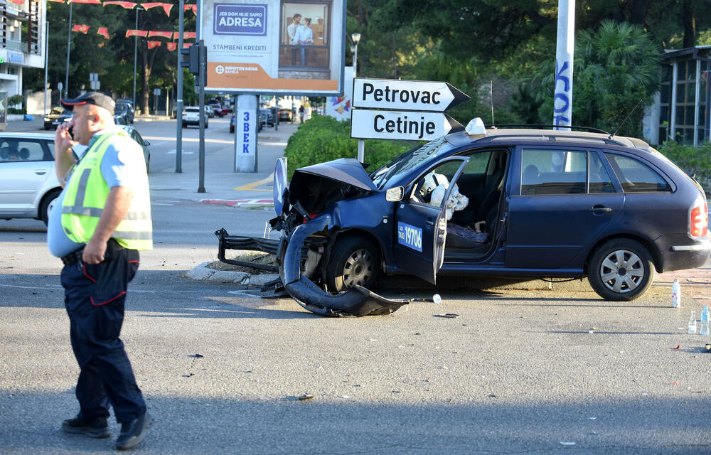 <p>Udes se dogodio u 18:15 časova na raskrsnici kod zgrade Vektre u Podgorici</p>
