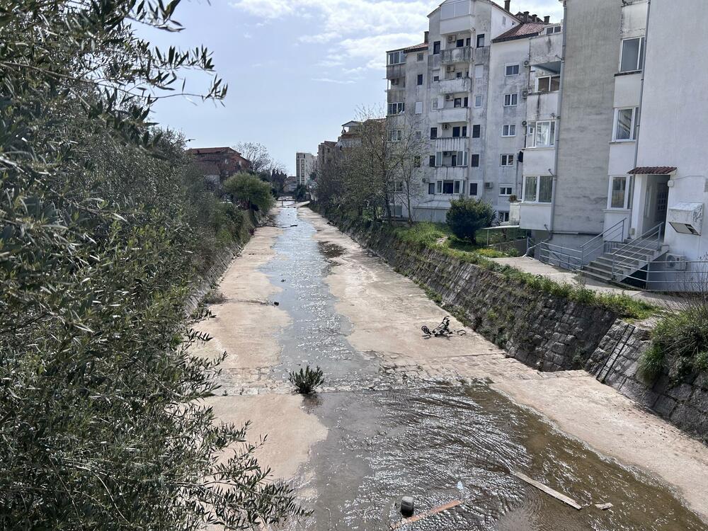 Gradiće garaže i ulicu preko Grđevice: U jeku finansijske krize,...