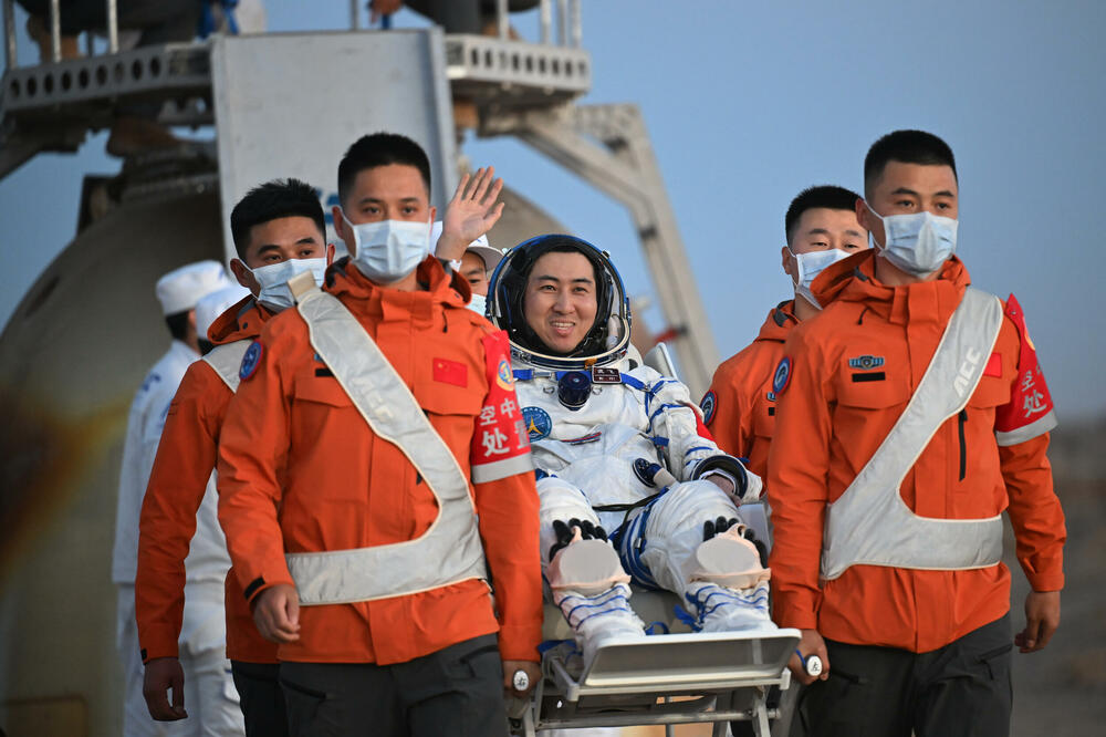 Astronaut Vu Fei maše dok ga iznose anakon slijetanja, Foto: Beta/AP