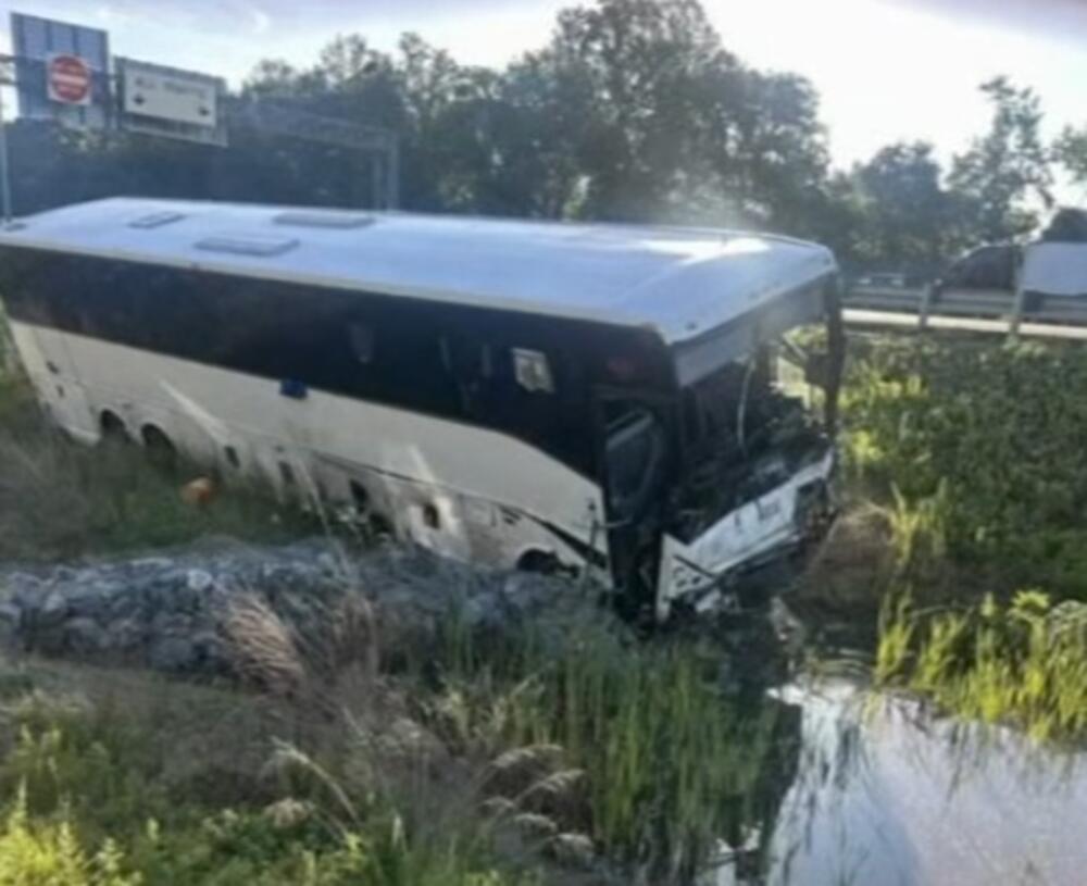 Autobus nelatio na šest automobila u američkoj državi Virdžiniji,...