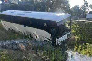 Autobus naletio na šest automobila u američkoj državi Virdžiniji,...