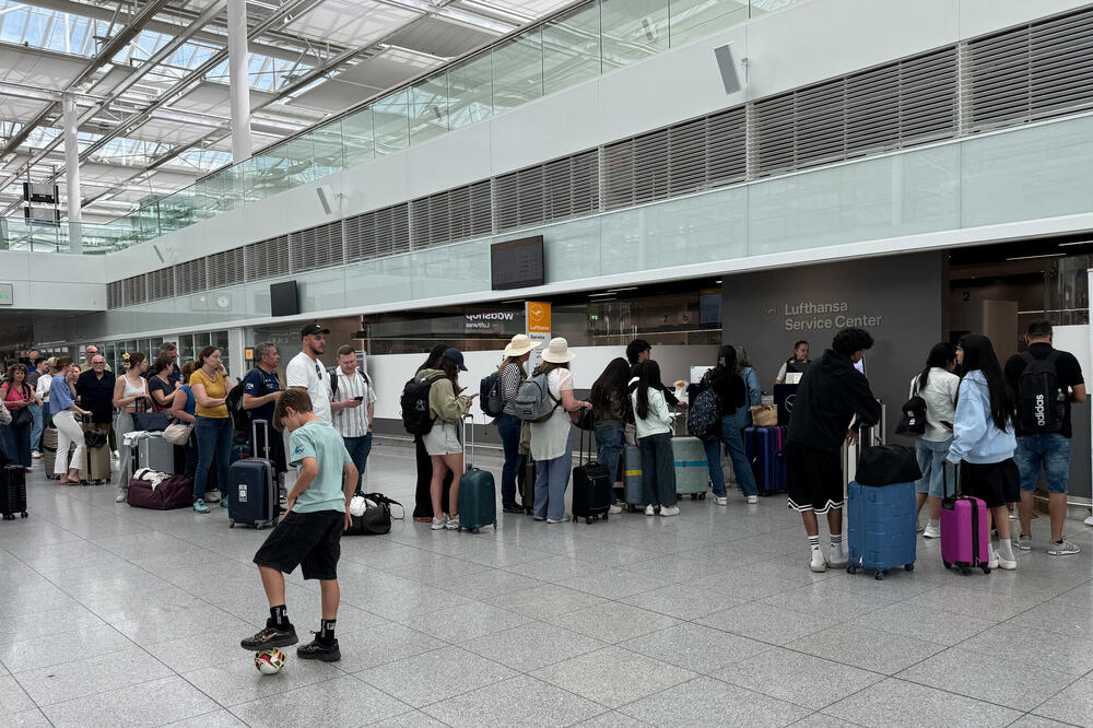 Ljudi stoje u redu na aerodromu u Minhenu nakon što su letovi nastavljeni, Foto: REUTERS