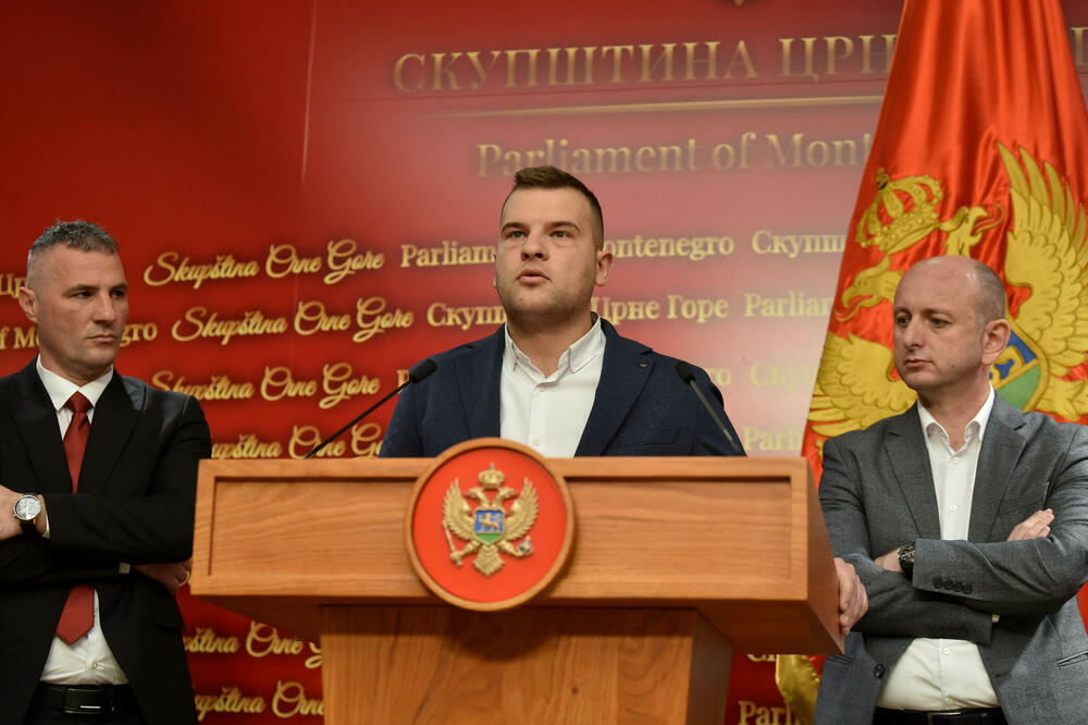 Lokalni parlamenti kao improvizovani centri spoljne politike: Mihailo Asanović, predsjednik  Opštine Zeta, Milan Knežević, predsjednik DNP-a, i Aleksandar Marković, potpredsjednik Opštine Zeta, Foto: Boris Pejović