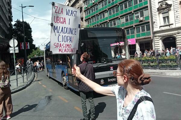 Građani se okupili u Beogradu: Zahtijevaju da se ukloni baner...
