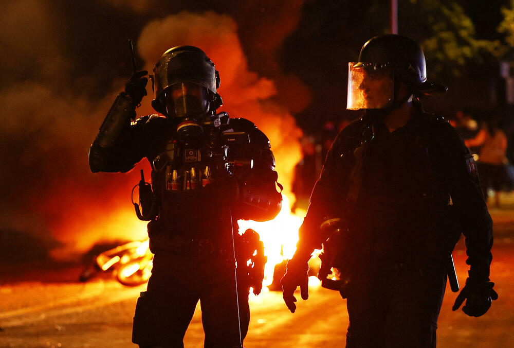 <p>Ispaljivani su vatrometi i baklje, dok je nekoliko policajaca povrijeđeno u metežu. Policija je ispalila suzavac kako bi rastjerala okupljene u centru Pariza</p>