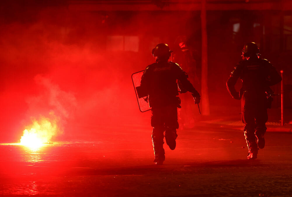 <p>Ispaljivani su vatrometi i baklje, dok je nekoliko policajaca povrijeđeno u metežu. Policija je ispalila suzavac kako bi rastjerala okupljene u centru Pariza</p>