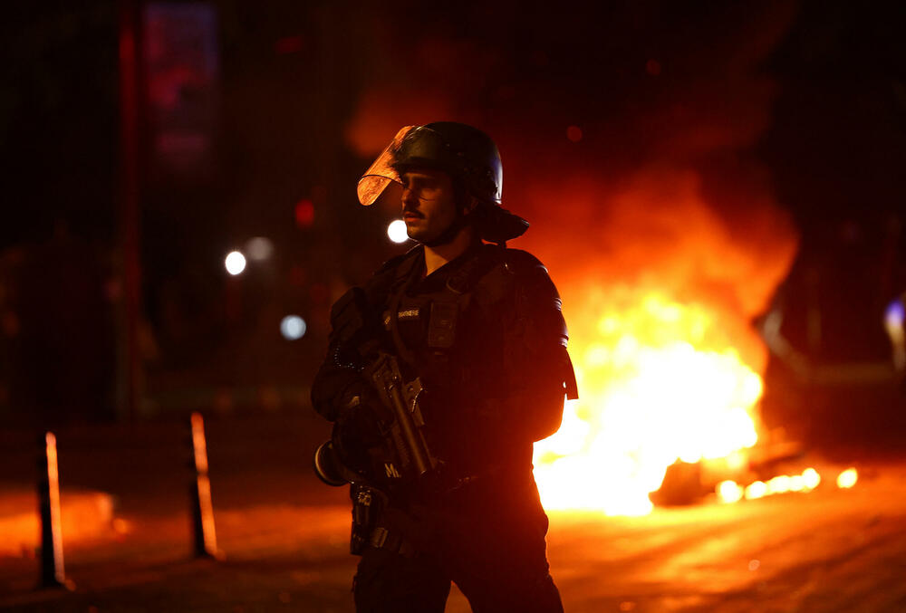 <p>Ispaljivani su vatrometi i baklje, dok je nekoliko policajaca povrijeđeno u metežu. Policija je ispalila suzavac kako bi rastjerala okupljene u centru Pariza</p>