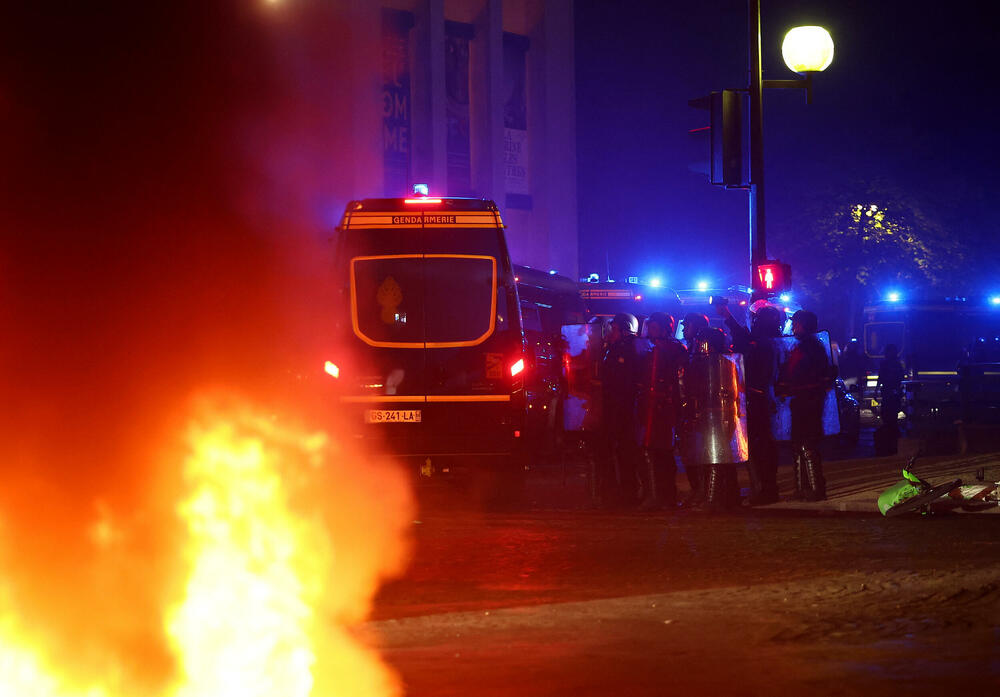 <p>Ispaljivani su vatrometi i baklje, dok je nekoliko policajaca povrijeđeno u metežu. Policija je ispalila suzavac kako bi rastjerala okupljene u centru Pariza</p>