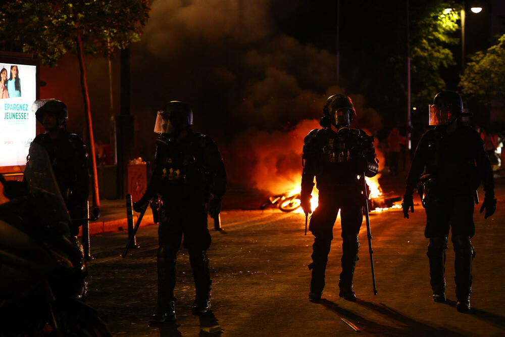 <p>Ispaljivani su vatrometi i baklje, dok je nekoliko policajaca povrijeđeno u metežu. Policija je ispalila suzavac kako bi rastjerala okupljene u centru Pariza</p>