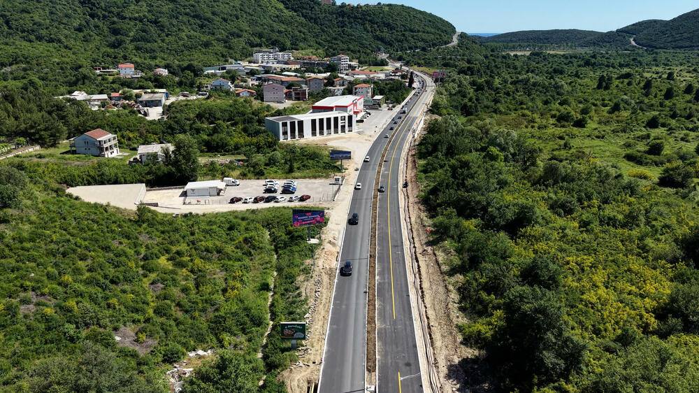 <p>Bulevar Tivat-Jaz dug je 16 kilometara</p>