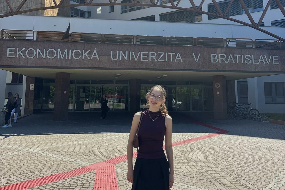 Milica ispred Univerziteta ekonomije u Bratislavi, Foto: Privatna arhiva