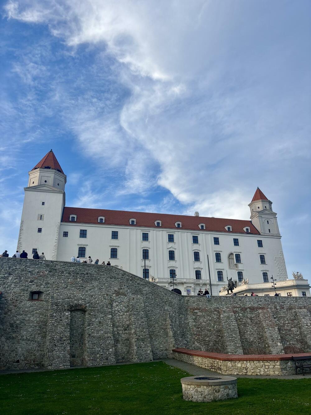 Bratislavski zamak (Bratislavský hrad), jedan od najpoznatijih simbola Bratislave i cijele Slovačke