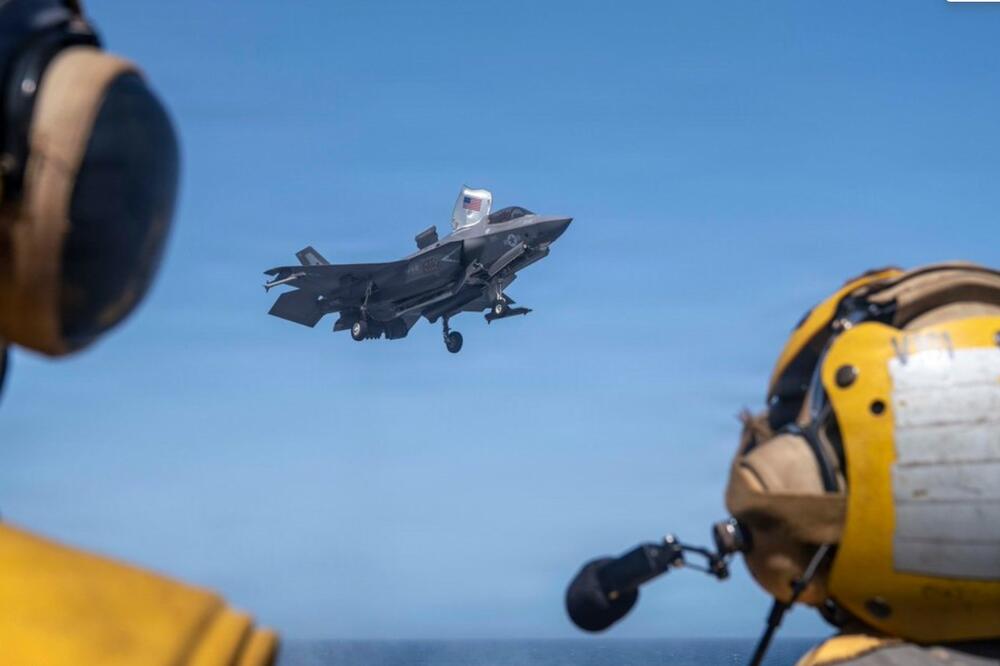 Američki mornari posmatraju slijetanje stelt lovca F-35B Marinskog korpusa na palubu nosača USS Tripoli (LHA 7) tokom plovidbe Arapskim morem. F-35B je projektovan za kratko polijetanje i vertikalno slijetanje (Ilustracija), Foto: CENTCOM