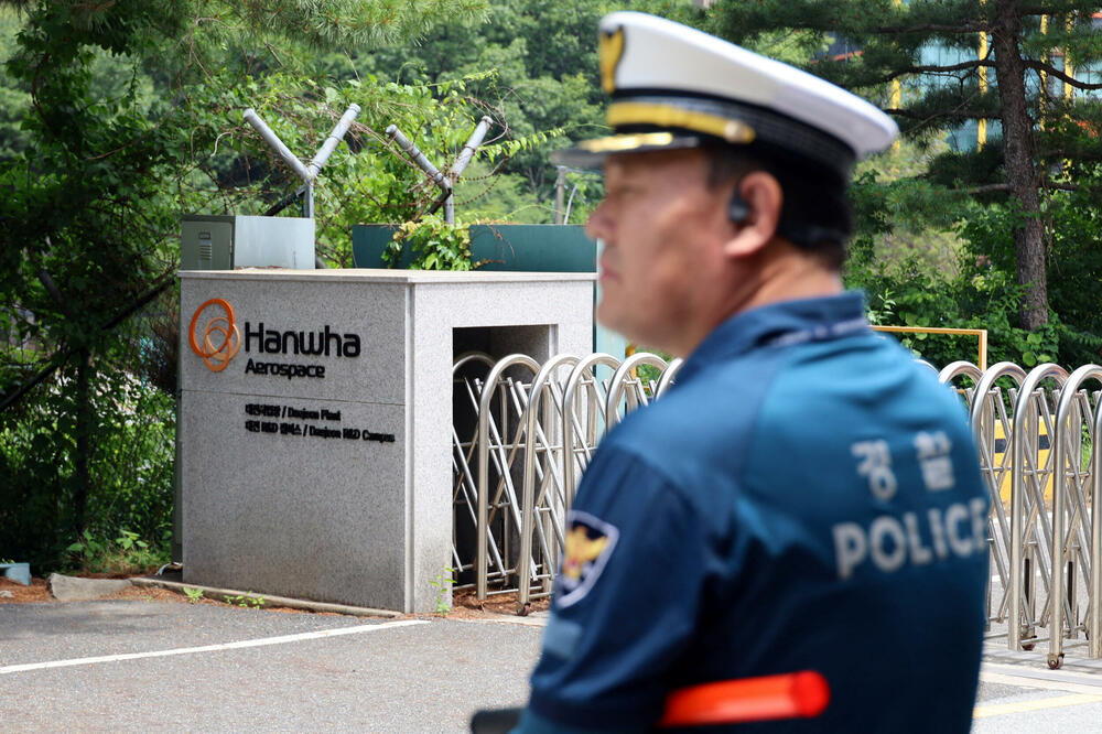 Policajac ispred  fabrike "Hanva Aerospejs", Foto: Reuters
