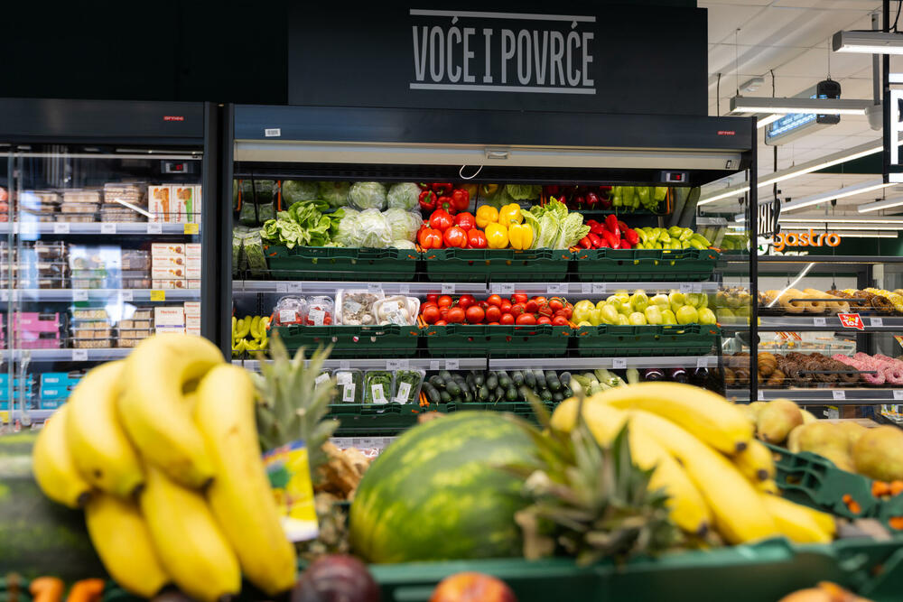 <p><em>Bar je jutros u 10 časova dobio novo mjesto za kupovinu &ndash; Aroma market u ulici Barskih maslinara broj 23 otvorio je vrata za prve potrošače.</em></p>