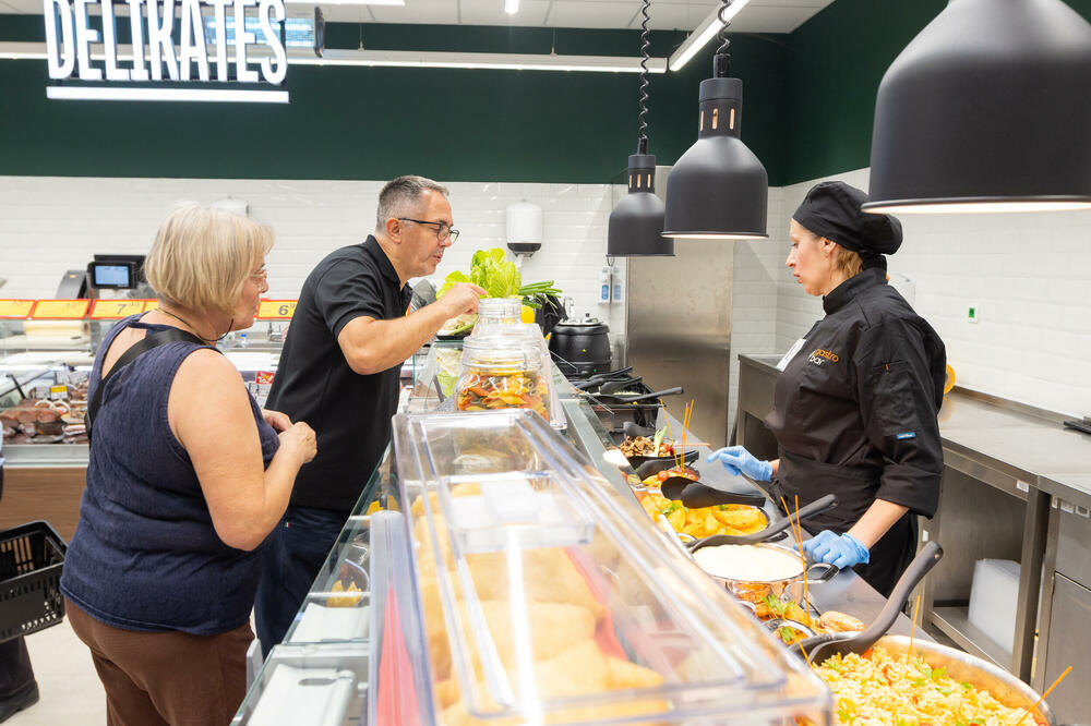 <p><em>Bar je jutros u 10 časova dobio novo mjesto za kupovinu &ndash; Aroma market u ulici Barskih maslinara broj 23 otvorio je vrata za prve potrošače.</em></p>
