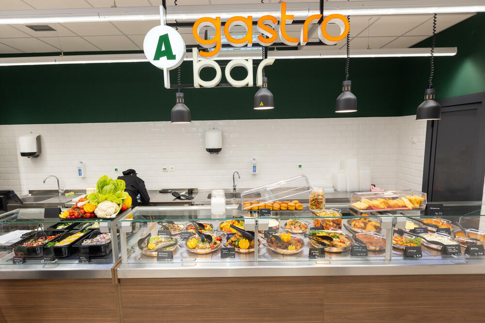 <p><em>Bar je jutros u 10 časova dobio novo mjesto za kupovinu &ndash; Aroma market u ulici Barskih maslinara broj 23 otvorio je vrata za prve potrošače.</em></p>