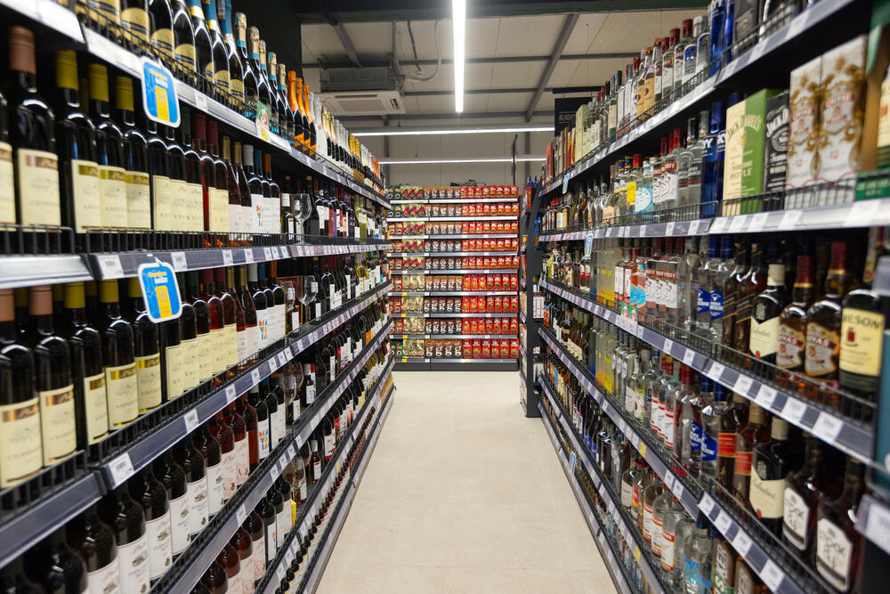 <p><em>Bar je jutros u 10 časova dobio novo mjesto za kupovinu &ndash; Aroma market u ulici Barskih maslinara broj 23 otvorio je vrata za prve potrošače.</em></p>