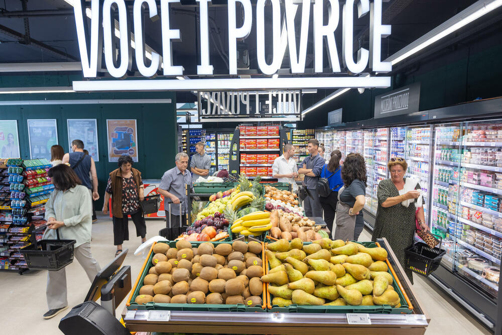 <p><em>Bar je jutros u 10 časova dobio novo mjesto za kupovinu &ndash; Aroma market u ulici Barskih maslinara broj 23 otvorio je vrata za prve potrošače.</em></p>
