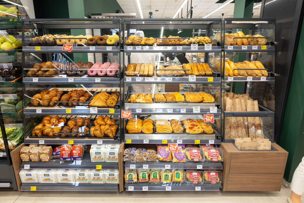 <p><em>Bar je jutros u 10 časova dobio novo mjesto za kupovinu &ndash; Aroma market u ulici Barskih maslinara broj 23 otvorio je vrata za prve potrošače.</em></p>