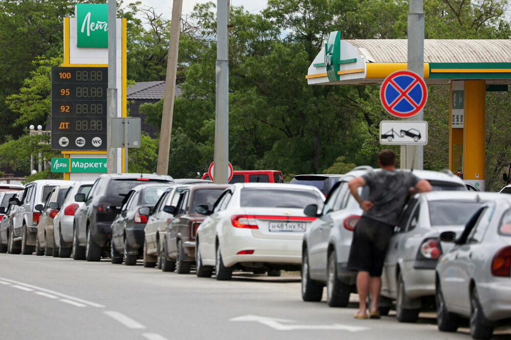 Redovi na benzinskoj pumpi u Sevastopolju, Foto: REUTERS