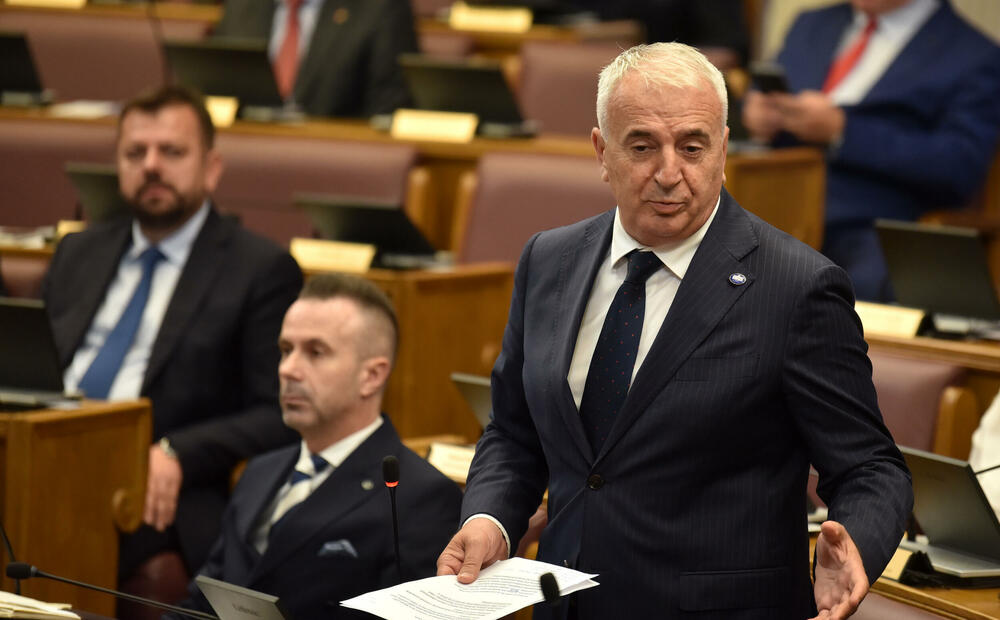 <p>Premijer Milojko Spajić danas odgovarao na pitanja poslanika na premijerskom satu u Skupštini</p>