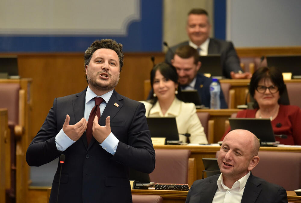 <p>Premijer Milojko Spajić danas odgovarao na pitanja poslanika na premijerskom satu u Skupštini</p>