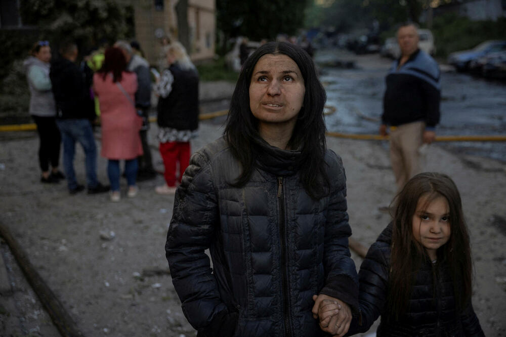 Olha Mudra sa kćerkom Natalijom ispred njihove zgrade u Kijevu koja je pogođena u ruskom napadu, Foto: Rojters